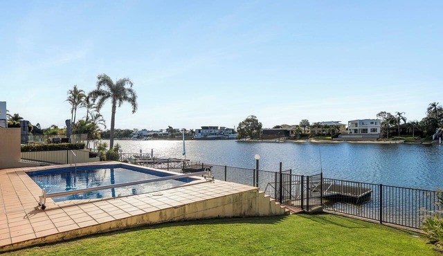 Halcyon Days Canal Front Living with Pool and Jetty in Broadbeach Waters