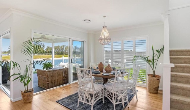 Hamptons House - Heated Pool and Private Pontoon - Holiday Yamba in Yamba