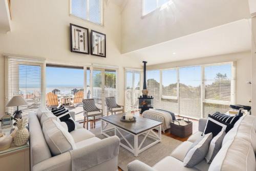 Hamptons Retreat - Stunning Panoramic Water Views and Pool in Mount Martha