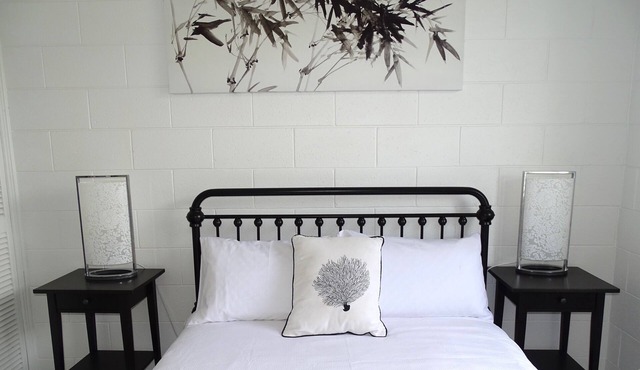 "Hamptons" self-contained holiday unit. Walk to beach and shops in Port Vincent