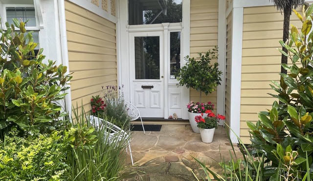 Hamptons vibe. Iconic Village, Train, Beach, Bars/Restaurants a 5 Minute walk! in Sandringham