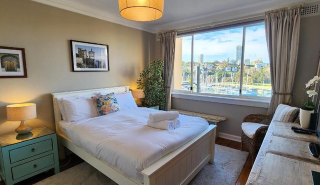 Harbourfront Bliss - 2 bedrooms, parking, balcony in Sydney