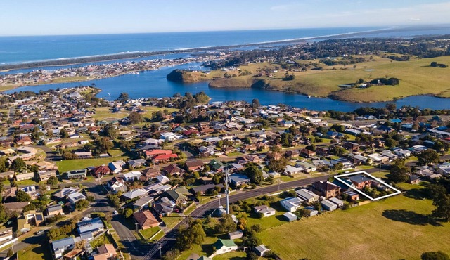 Harmony: Perched on a slope, this retreat offers views of the ocean in Lakes Entrance