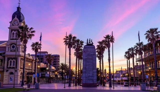 Heart of Glenelg - walk to beach and restaurants