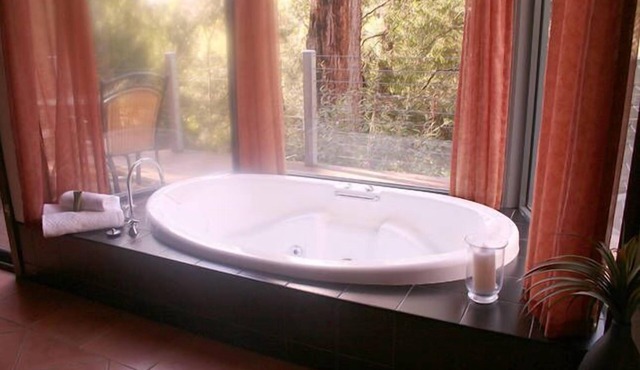 Heavenly Retreat - King bed, luxury spa, undercover parking!