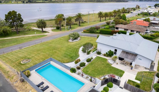 HENDERSONS, River Views | Pool | Gravelly Beach | Tamar Valley Wine Route