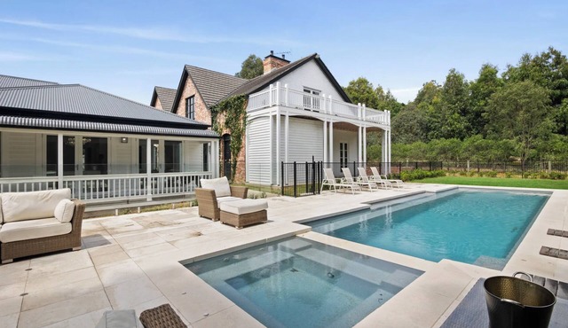 Heritage Luxury Retreat with Pool, Spa & Gardens