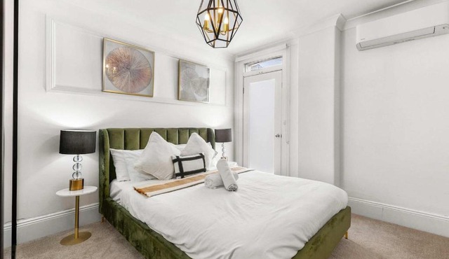 Heritage Townhouse with Private Parking