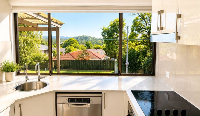Hilltop View & Family Comfort | Sleep 6 in Jamboree Heights