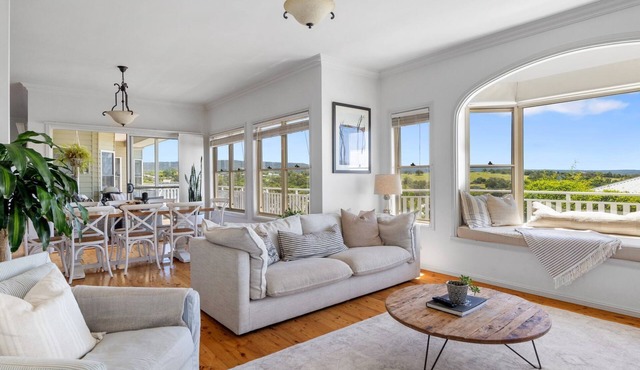 Hillview House - A stylish country escape with breathtaking views