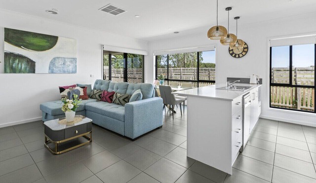 Holiday Home VIC Officer 5BR WiFi Parking