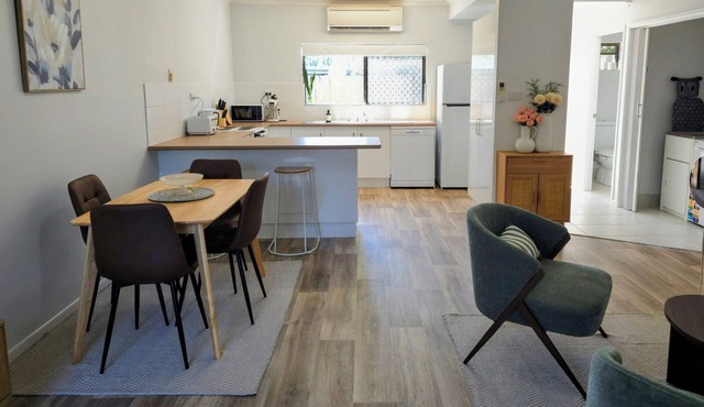 Holloways Beach Townhouse Ideal for Professionals