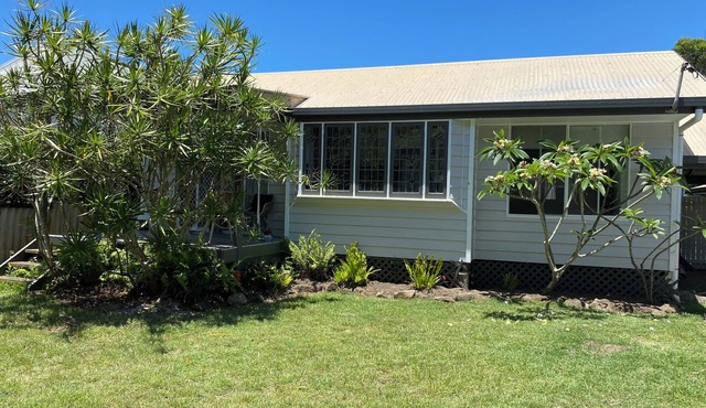 Home 100 steps from the beach through the reserve, Suffolk Park. Pet friendly! in Suffolk Park