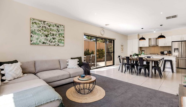 Home Away in Flora Hill