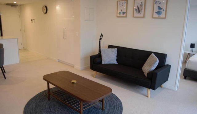 Homely Modern Apt between the Lake and City - Hosted by CanStay in Canberra