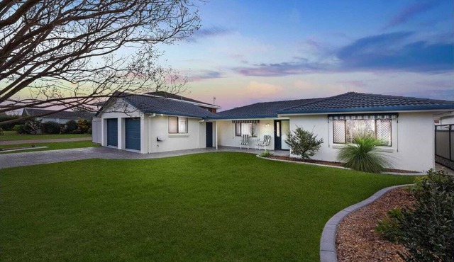 Hooked on Hibbard - 4 bedroom home on canals