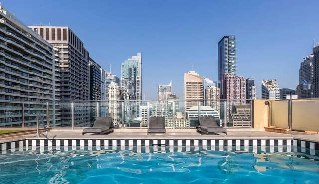 Hyde Park Views Mardi Gras Balcony Pool & Gym