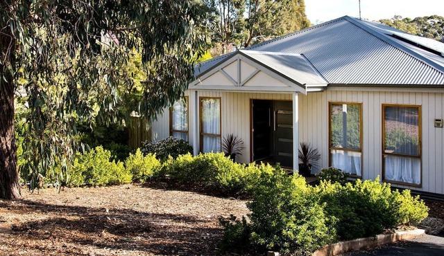 Impressive Cabin with Hot-tub, Sauna, Fire pit and Pool Table in Hepburn, Victoria