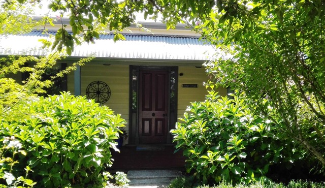 Indigo Cottage:Warm and cosy, open fire. Lockable bike storage and pet friendly. in Beechworth