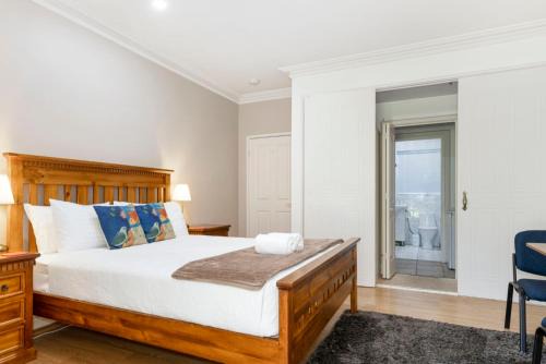 Inn The Tuarts Guest Lodge