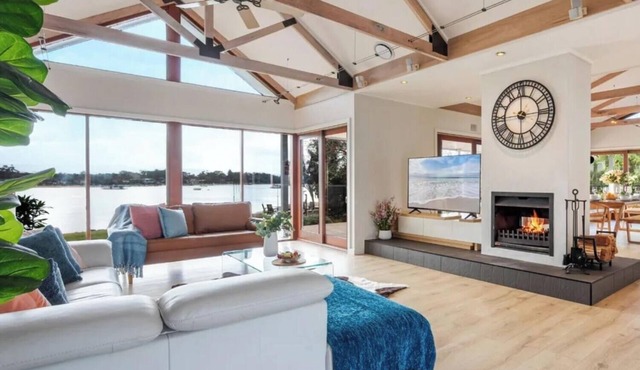 Island Oasis – absolute waterfront, boat ramp, firepit