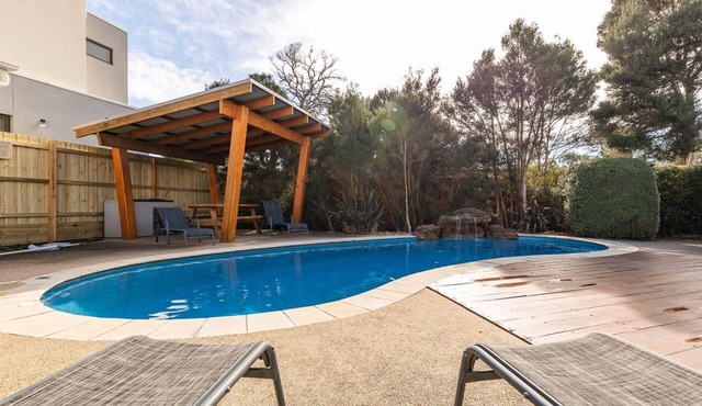 Island Oasis - with shared solar heated pool in Cowes in Cowes