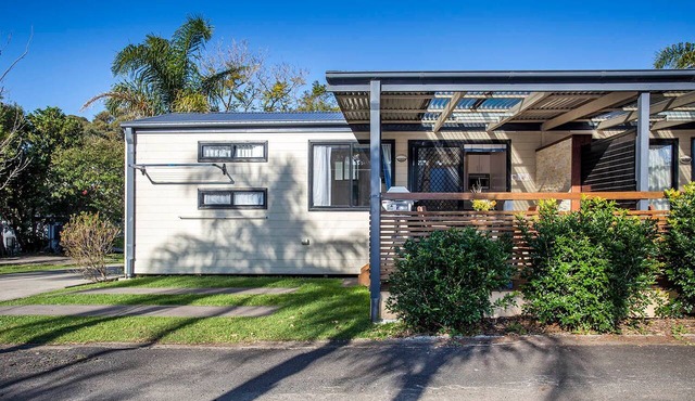 Jerrawangala 15 - Two-Bedroom Cabin with BBQ Deck in Mollymook