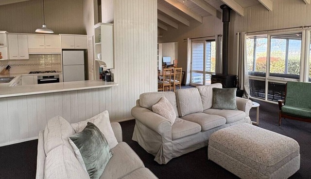 Kalkite Cottage - Perfect Family Retreat in the quiet village of Kalkite relax looki in Kalkite