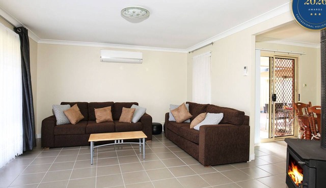 Kingfisher - Pet-Friendly - 10 Min Walk to Beach