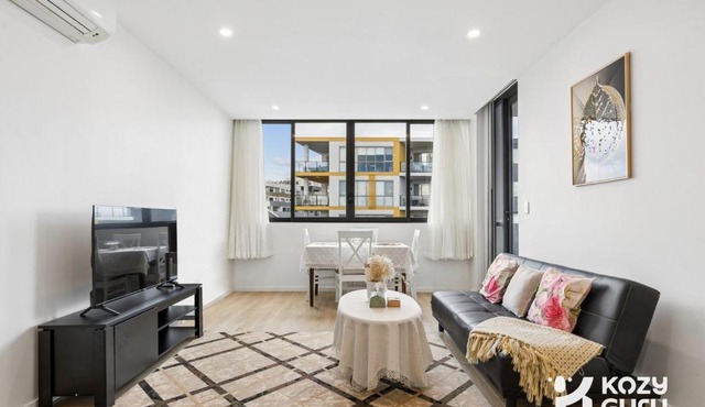 KozyGuru | Bankstown | Modern Retreat Near Station