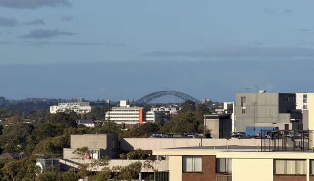 KozyGuru | Burwood | Harbour Bridge-View Apt