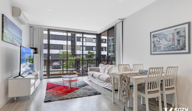 KozyGuru | Penrith | 2 Bed 2 Bath Apt Free Parking
