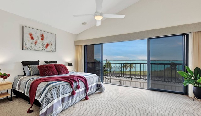 Kudoya Waters overlooking parkland and Lake Mulwala in Yarrawonga