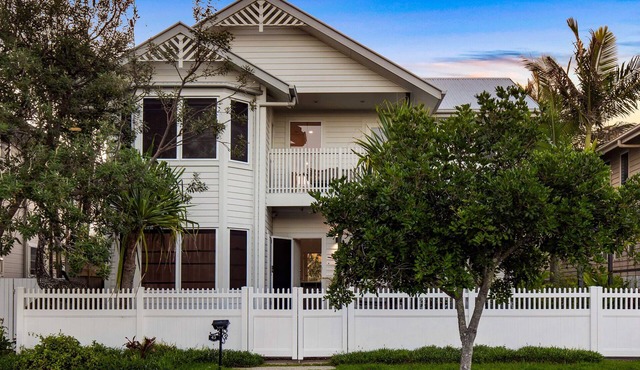 La Mer in Marcoola - Luxury Hampton Style Beach House with Pool