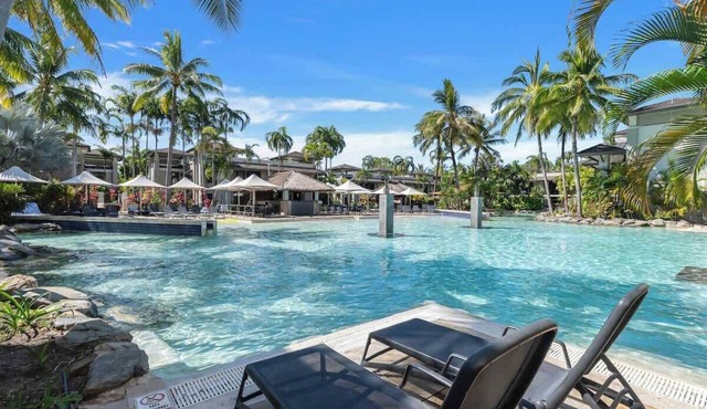 Lagoon Hideaway—Swim-out Nook at Temple Resort