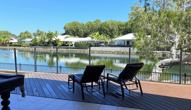 Lake house, stroll to beach & cafes- Pets Welcome in Trinity Beach