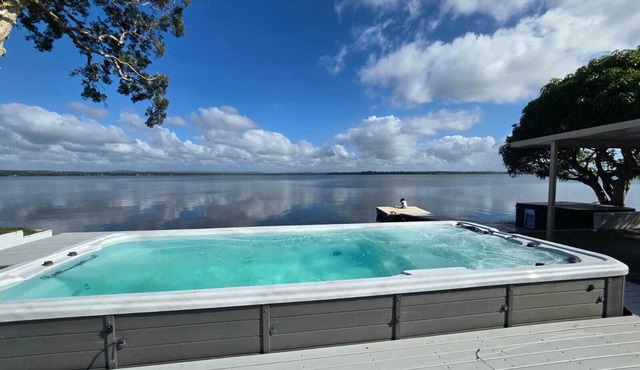 Lake Paradise Retreat, Jetty, Kayaks, Pool + Heated Spa. Perfect Location!