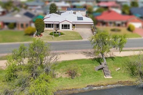 Lakefront Beauty ! Pet friendly in Yarrawonga