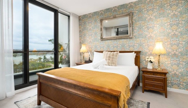 Lakefront Modern Luxury - Paris Meets Canberra