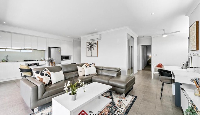 Lakeside Executive Retreat near Westfield Shops
