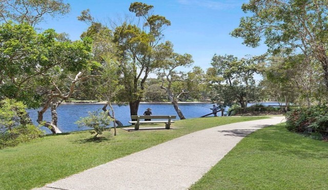 Lakeside House Family Escape | Walk to Beach & Lake