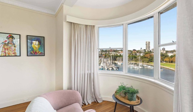 Large Comfortable Deco Apartment with Marina Views