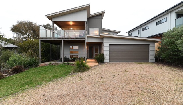Large Waratah Bay Beach House. Wweeping views of Wilsons Prom & 400m to beach.