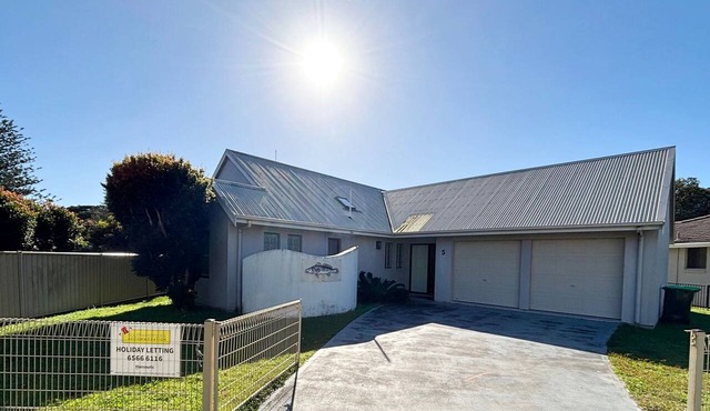 Lazy Choose-Day is a delightful three-bedroom holiday home in the heart of picturesque Hat Head. in Hat Head