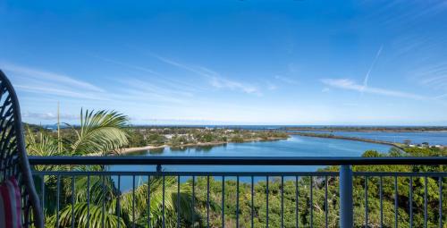 Lazy Days Penthouse - Opposite Shaws Bay - 180 Waterfront Views