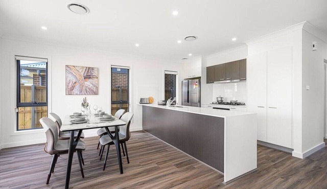 Leppington 5Br house near Woolworths/Tran station