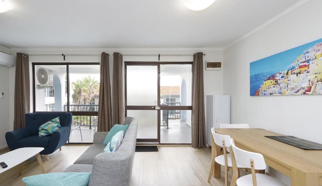 Light & Bright Apartment, 5 minute walk to the Beach