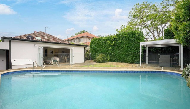Linley Point Luxury 5BR Home with Pool BBQ in Linley Point