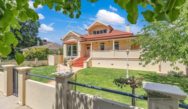 Llewoh on Crofton - Echuca Holiday Homes in Echuca