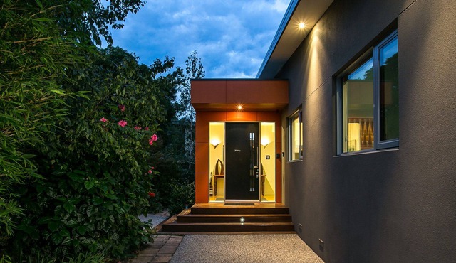 Located just 200 meters to McCrae Beach and a short stroll the shops,... in Mccrae